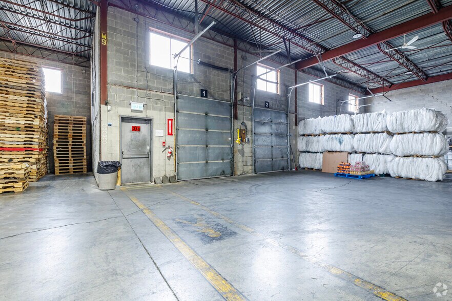 More Photos Of 825 Rue Tecumseh, Dollard-des-Ormeaux Warehouse For Lease