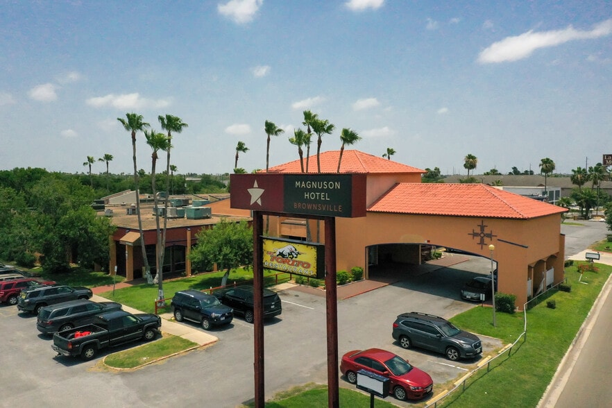 Primary Photo Of 715 Frontage Rd, Brownsville Hotel For Sale