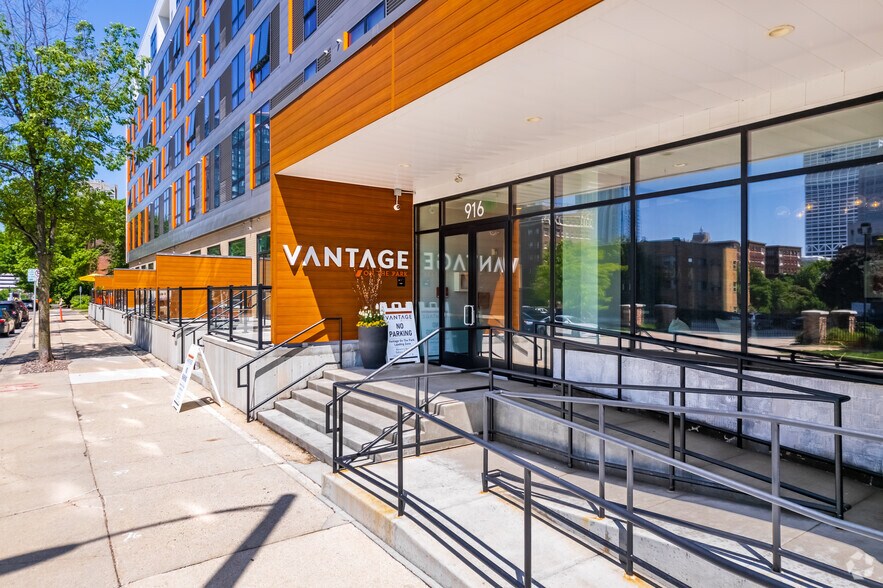 More Photos Of 916 E State St, Milwaukee Apartments For Lease