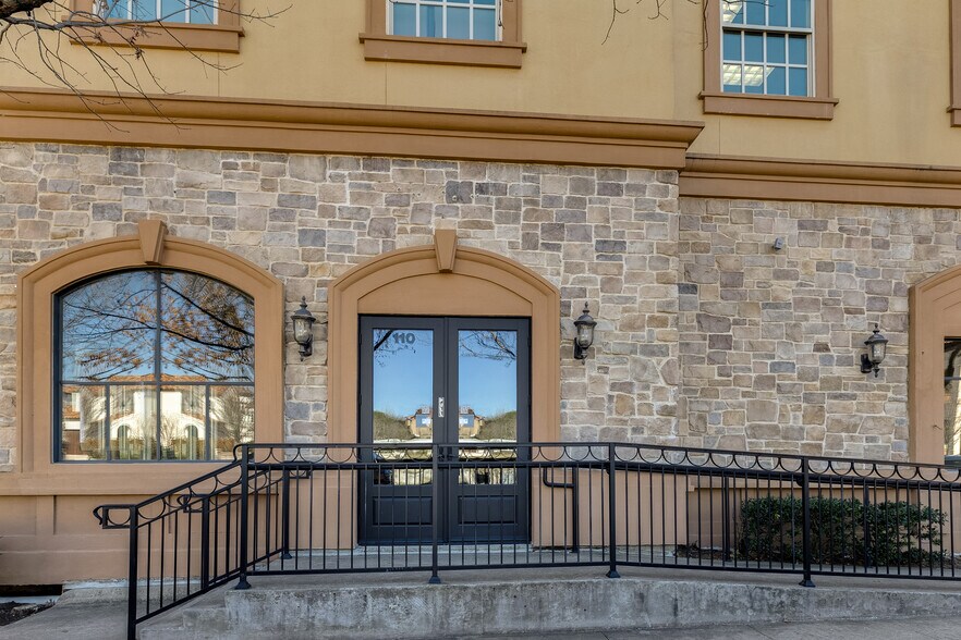 More Photos Of 99 Main St, Colleyville Storefront Retail Office For Lease