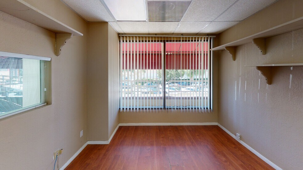 More Photos Of 23942-23945 Lyons Ave, Santa Clarita Storefront Retail Office For Lease