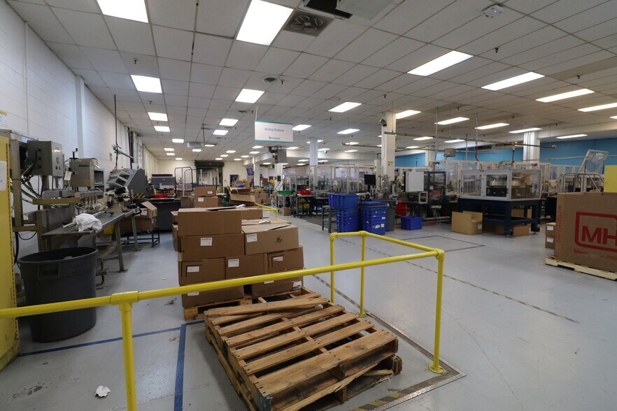 More Photos Of 3940-4306 Capitol Ave, Dallas Light Manufacturing For Sale