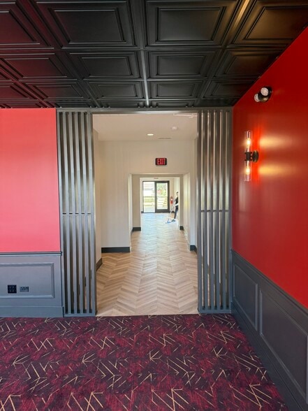 More Photos Of 24 E Saint Charles Rd, Villa Park Freestanding For Lease