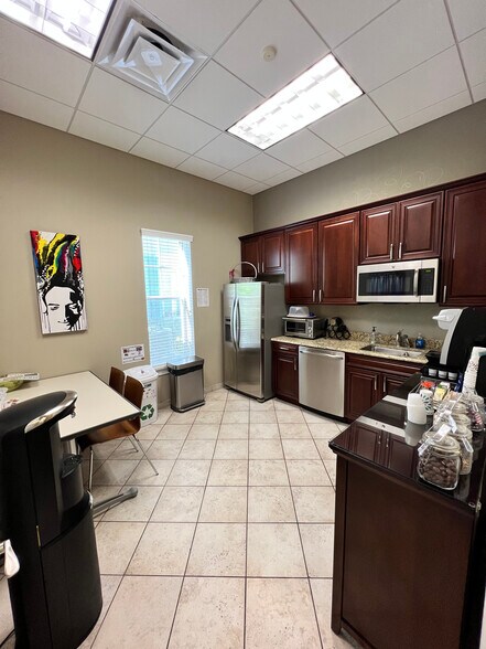 More Photos Of 911 Outer Rd, Orlando Office For Sale