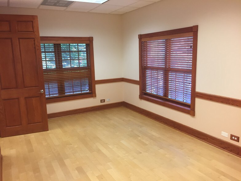 More Photos Of 1421-1431 McHenry Rd, Buffalo Grove Office For Sale