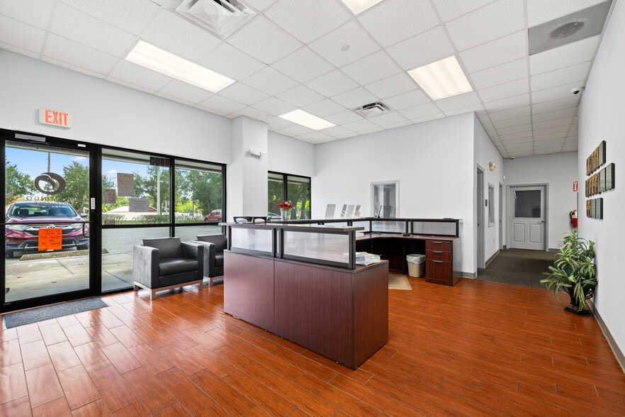 More Photos Of 7100 Edgewater Dr, Orlando Warehouse For Lease