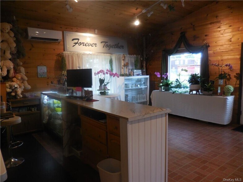 More Photos Of 406 3rd St, Newburgh General Retail For Sale