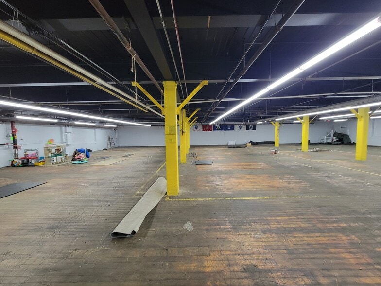 More Photos Of 100 Pleasant St, Dracut Self Storage For Lease