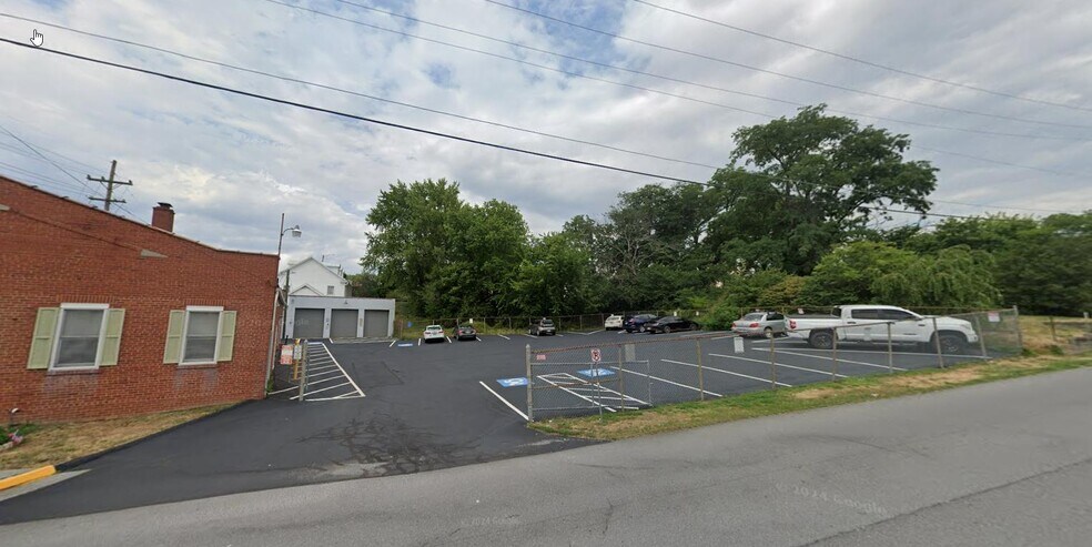 More Photos Of 100 N Buckmarsh St, Berryville Office For Lease