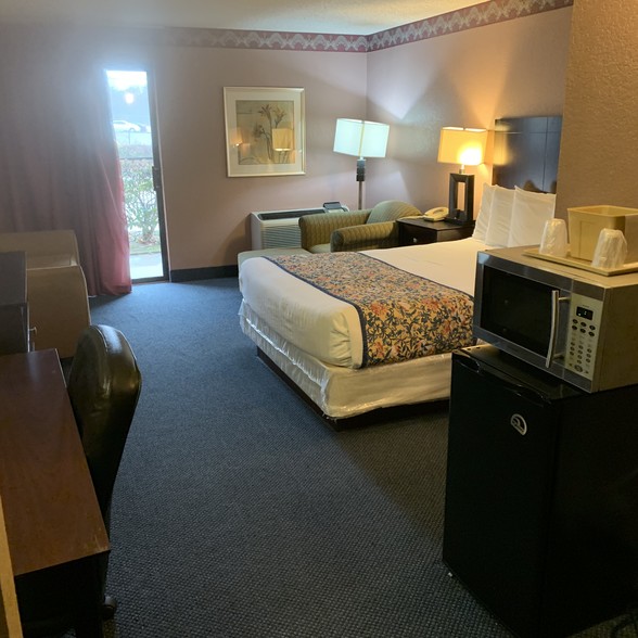More Photos Of 5405 N Lincoln Blvd, Oklahoma City Hotel For Sale