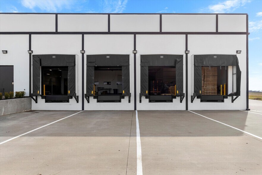 More Photos Of 820 S Central Expy, Anna Warehouse For Sale