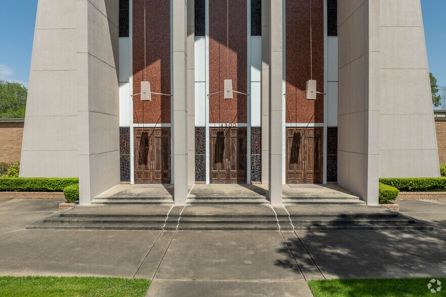 More Photos Of 4300 W Bellfort St, Houston Religious Facility For Lease