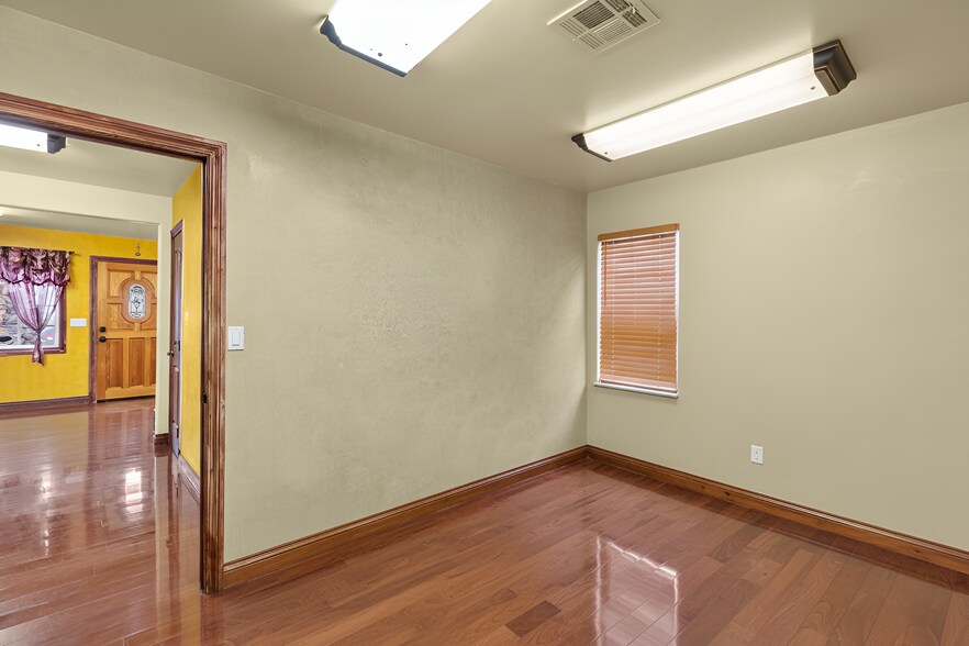 More Photos Of 4204 W Burbank Blvd, Burbank General Retail For Sale