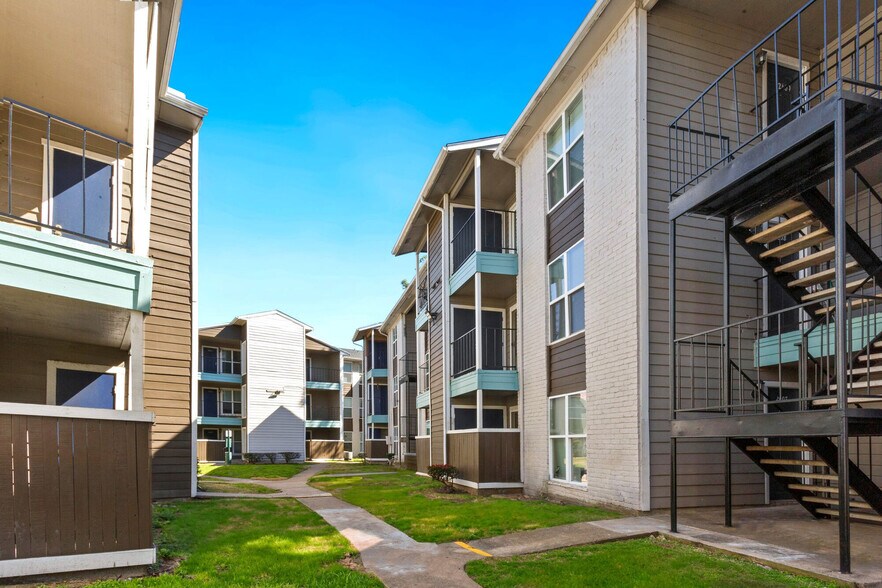 More Photos Of 8600 S Course Dr, Houston Apartments For Sale