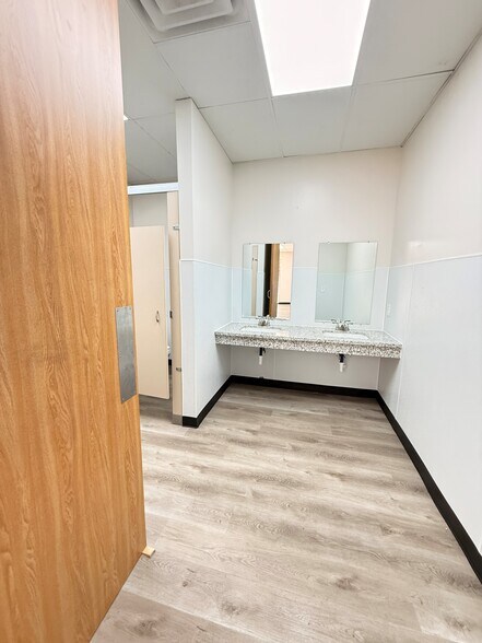 More Photos Of 11950 Alief Clodine Rd, Houston Light Distribution For Lease