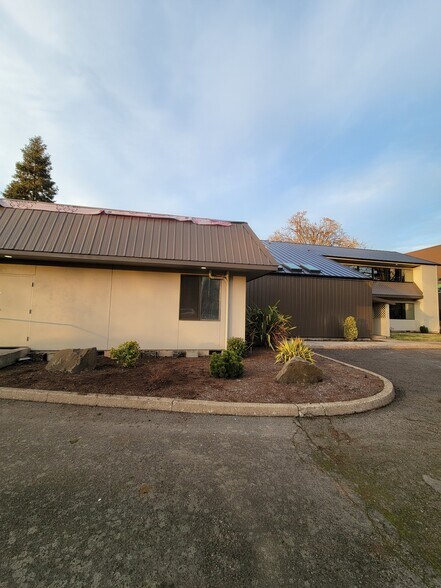 More Photos Of 678 Country Club Rd, Eugene Office Residential For Lease