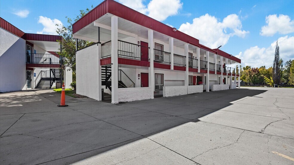 More Photos Of 1702 E Main St, Montrose Hotel For Sale