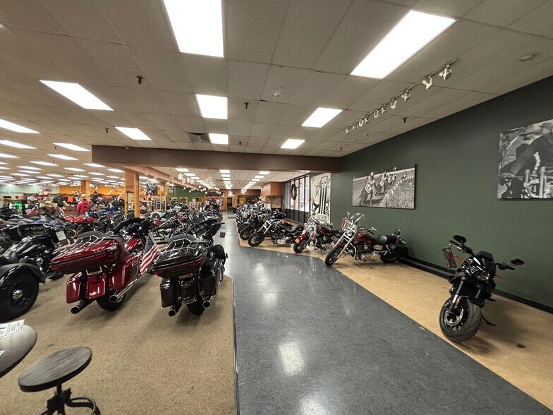 More Photos Of 720 W Bristol St, Elkhart Freestanding For Sale