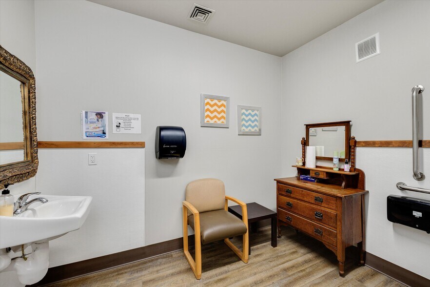 More Photos Of 113 N Elm St, Canby Restaurant For Sale