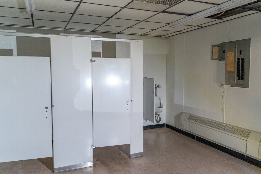 More Photos Of 1575 Lake St, Elmira Manufacturing For Lease