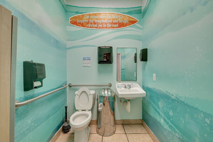 More Photos Of 4545 W Hillsborough Ave, Tampa Warehouse For Lease