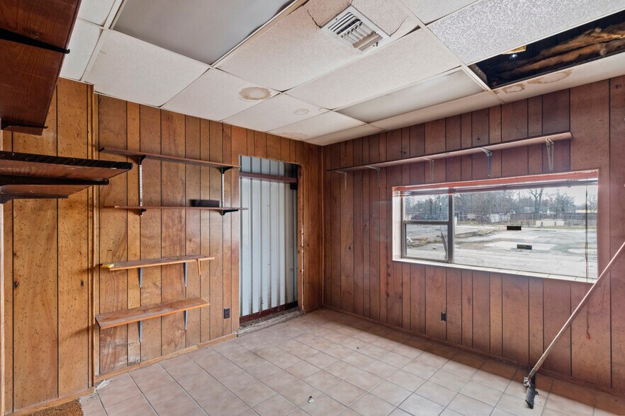 More Photos Of 1801 N Main St, Baytown Flex For Sale