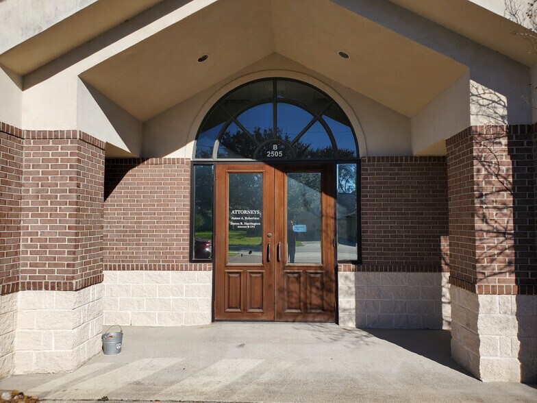 More Photos Of 2505 S Park Ave, Pearland Medical For Lease