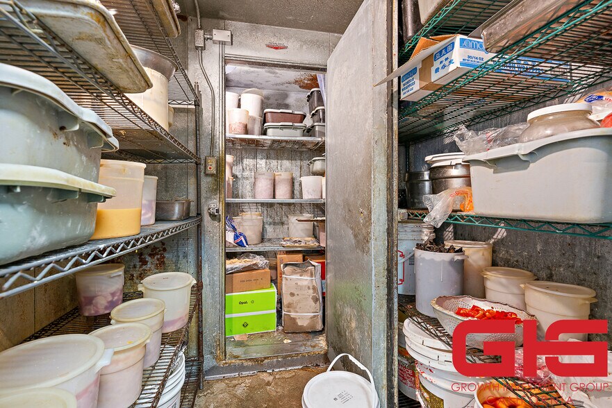 More Photos Of 14745 Palmdale Rd, Victorville General Retail For Sale