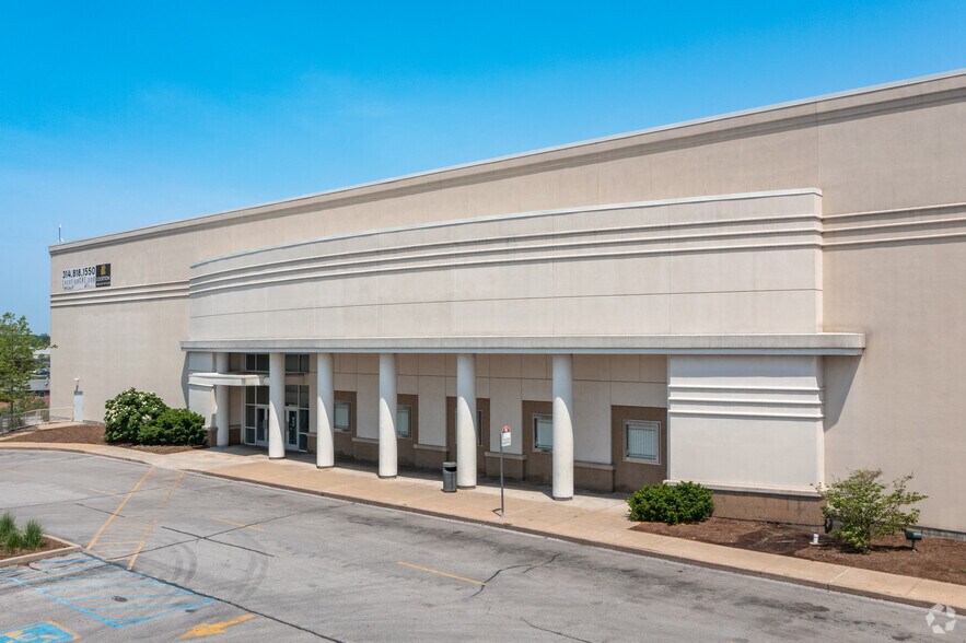 Primary Photo Of 250 S County Center Way, Saint Louis Department Store For Lease