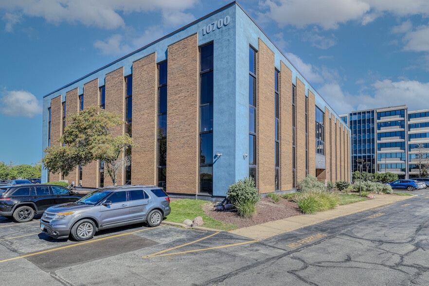 More Photos Of 10700 W Higgins Rd, Rosemont Office For Sale