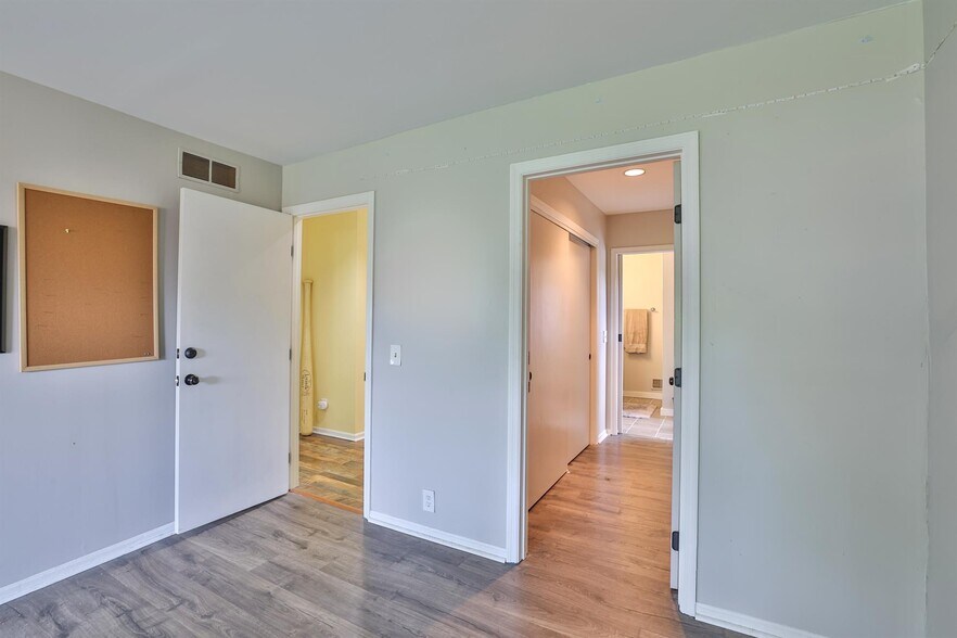 More Photos Of 2039 Madison Rd, Cincinnati Storefront Retail Office For Sale