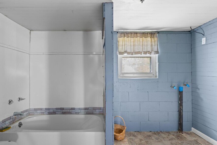 More Photos Of 450 S Oak St, Jackson Storefront Retail Office For Sale