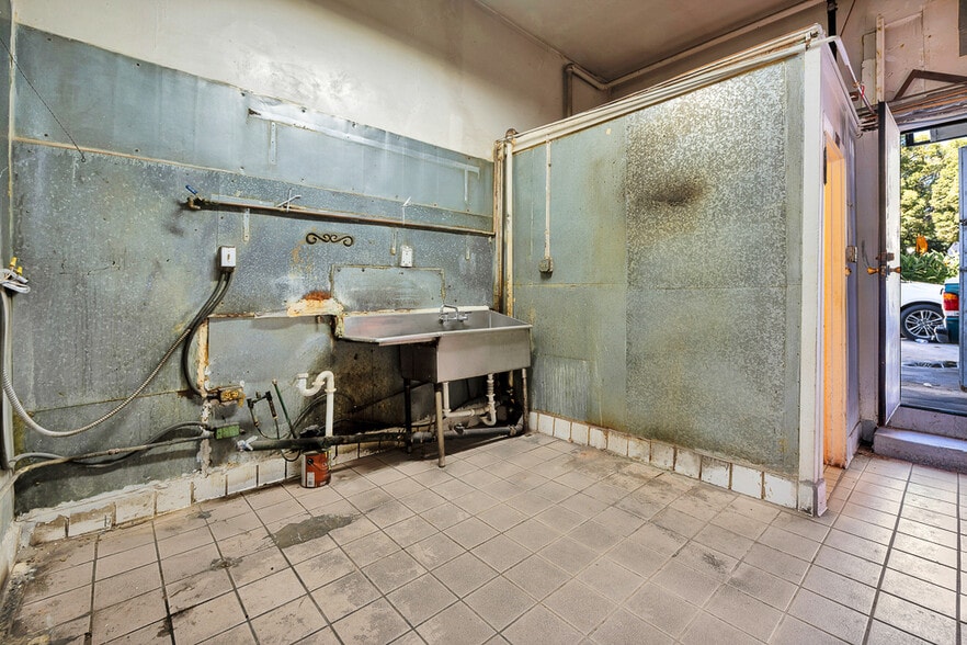 More Photos Of 5611 Hollywood Blvd, Los Angeles Storefront For Lease