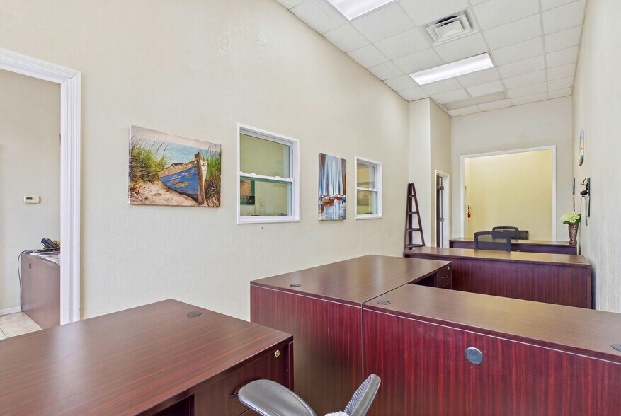 More Photos Of 1010 NE 9th St, Cape Coral Office For Sale