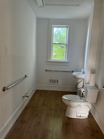 More Photos Of 103 Temple Ave, Newnan Office For Sale