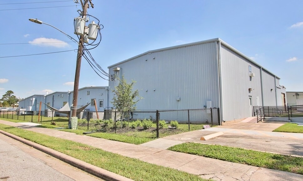 More Photos Of 4303 Southerland Rd, Houston Warehouse For Sale