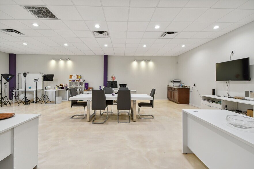 More Photos Of 5620 Palmer Blvd, Sarasota Light Manufacturing For Lease