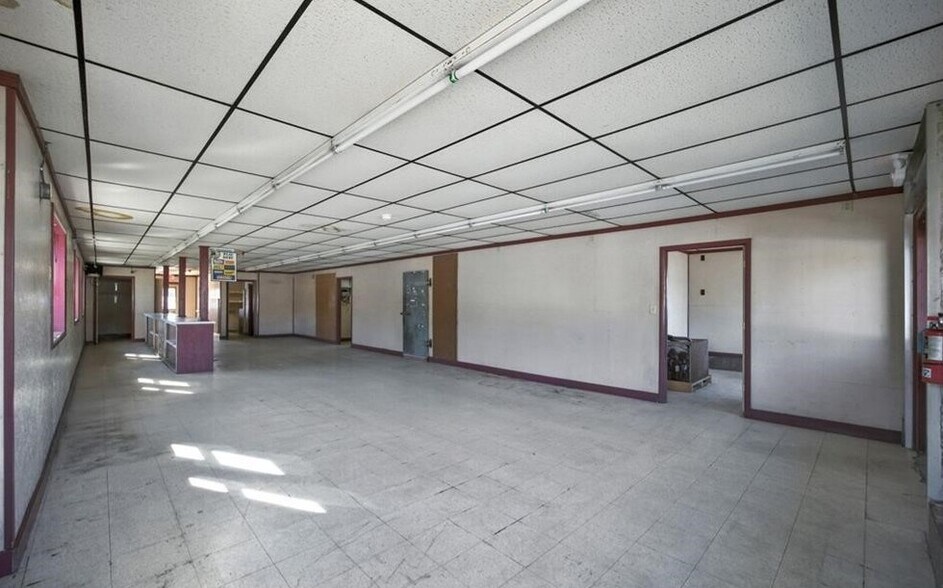 More Photos Of 136 Lake St, Penn Yan Freestanding For Lease