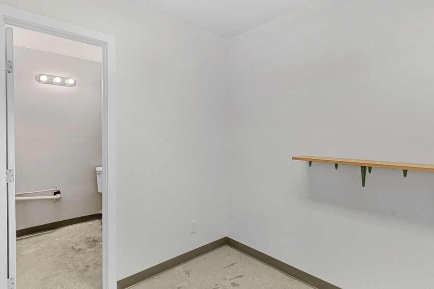 More Photos Of 1053 Grubb St, San Antonio Service For Lease