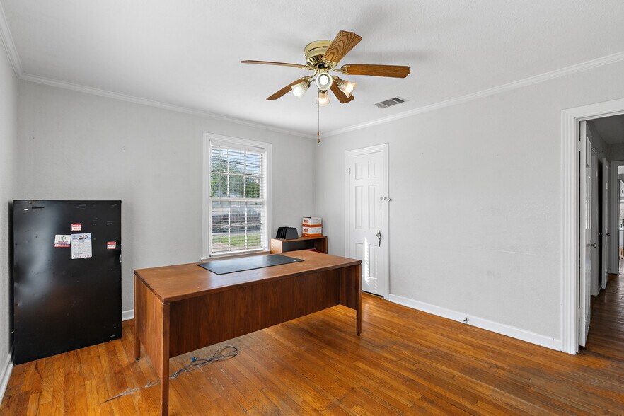 More Photos Of 208 S 31st St, Corsicana Flex For Sale