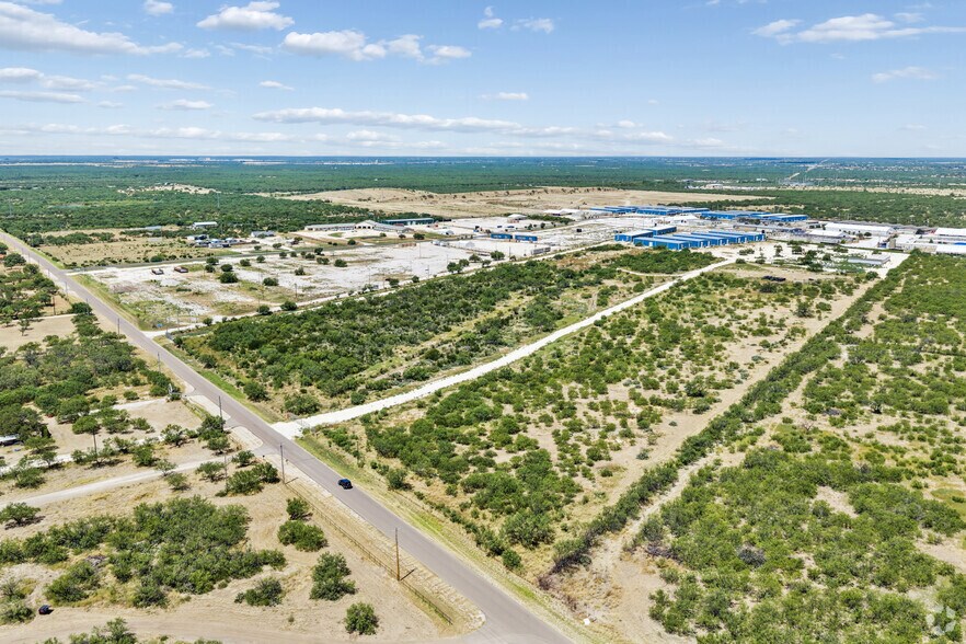 More Photos Of 434 Urenda Loop, Carrizo Springs Industrial For Sale