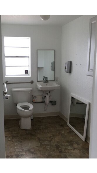 More Photos Of 1901 Cortez Rd, Bradenton Freestanding For Lease