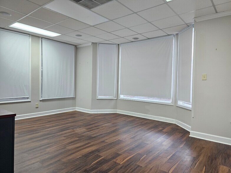 More Photos Of 595 E Crossville Rd, Roswell Office For Lease