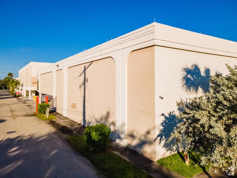 More Photos Of 4101 NW 3rd Ct, Plantation Medical For Lease