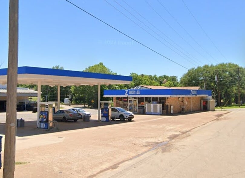 Primary Photo Of 680 W Broad St, Mineola Service Station For Sale