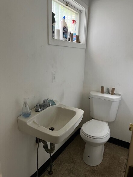 More Photos Of 26 Surrey St, Cambridge Storefront For Sale