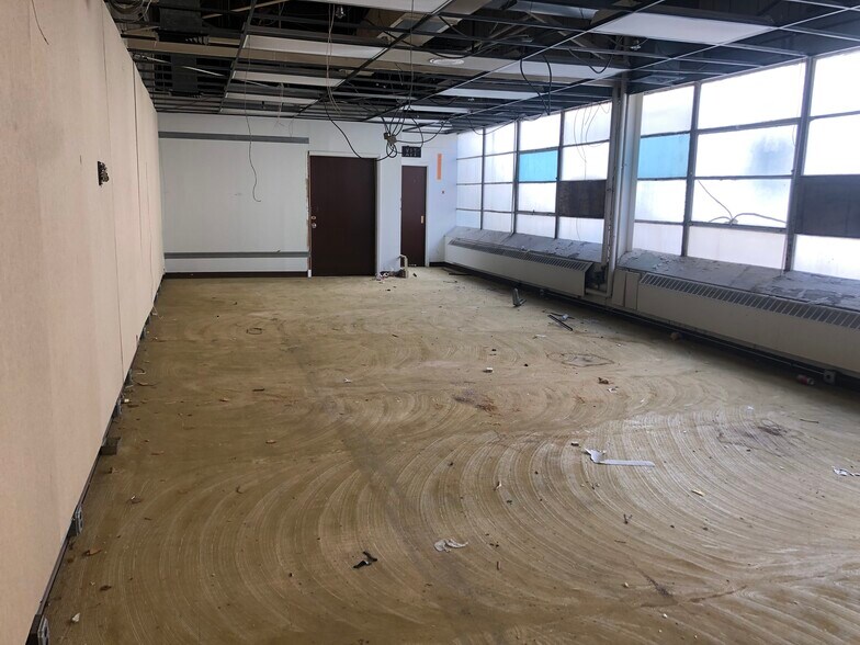 More Photos Of 15 Grumman Rd W, Bethpage Manufacturing For Lease