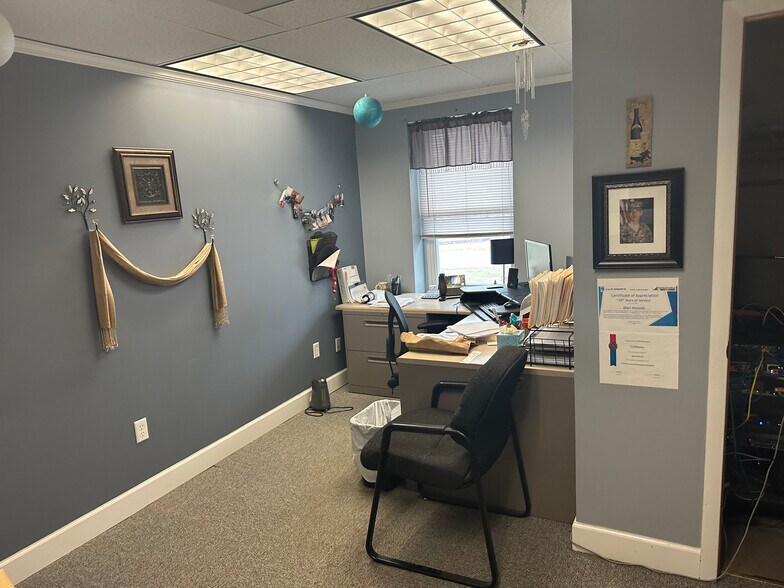 More Photos Of 1004 Princetown Rd, Schenectady Office For Lease