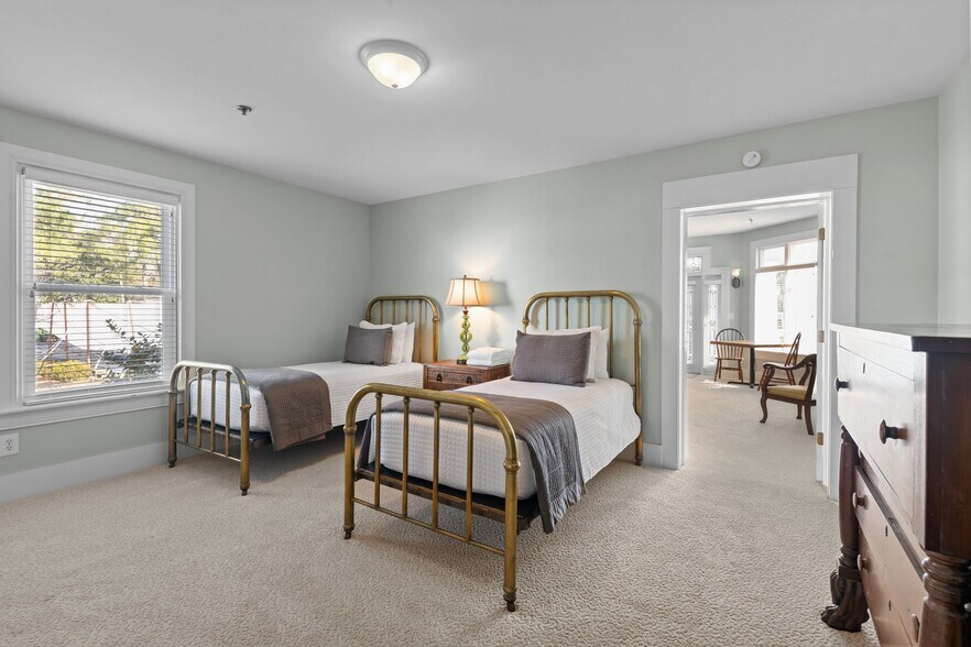 More Photos Of 738 E Main St, Belhaven Hotel For Sale