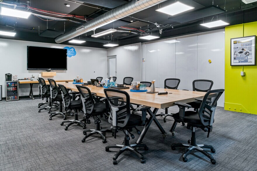 More Photos Of 400 W Maple Rd, Troy Office For Sale